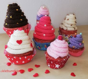 bunte Cupcakes aus Wolle und Styropor verziert mit Herzen, Kugeln und Steinen