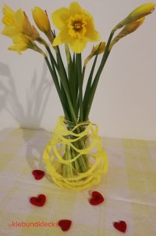 Vase aus Faltschnitt mit Marmeladenglas und Blumen