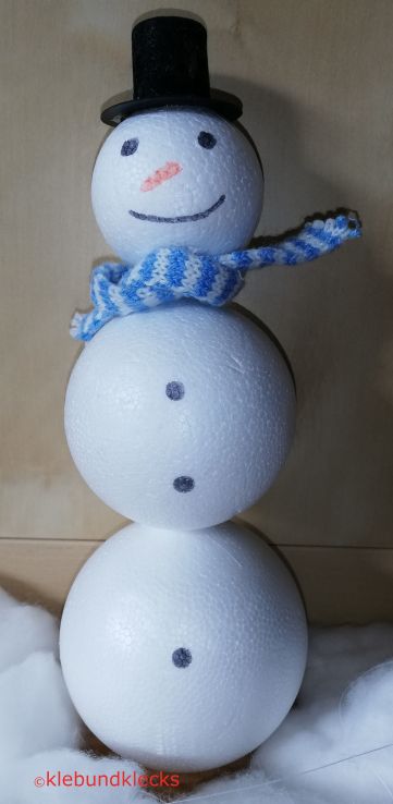 Styropor-Schneemann mit Augen, Schal und Hut als Dekoration