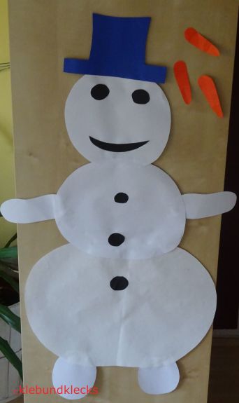 Schneemann aus Papier mit Karottennasen daneben zum Pinnen