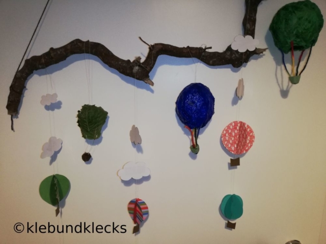 Heißluftballon aus Papier, Pappmache und Blättern