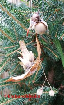 Herbstmännchen aus Lindenblatt und Haselnuss