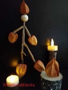 Feuerteufelchen aus Lampionblume und Holzstäbchen