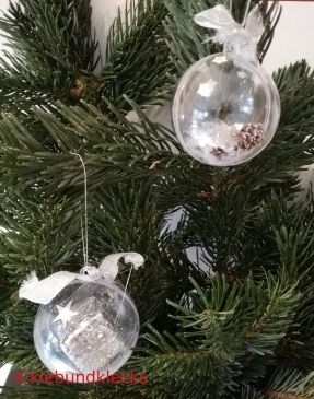 befüllter glänzender Christbaumschmuck