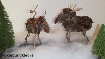 Rentiere aus Rindenstücke auf Karton