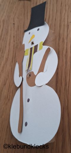 Räucher-Figur an Kartonrolle kleben