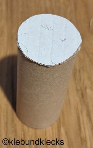 Kartonrolle auf einer Seite verschließen