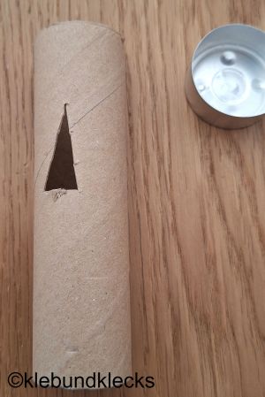 Dreieck in Kartonrolle schneiden (für die Luftzufuhr)