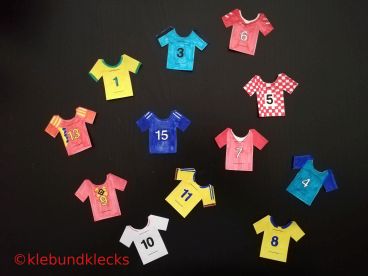 Fußballtrikots aus Papier