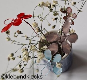 Blumen aus Draht und Nagellack