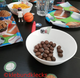 braune M&Ms als Footbälle