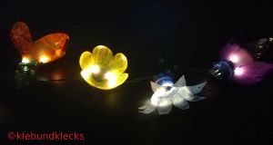 Lichterkette aus Plastikblumen