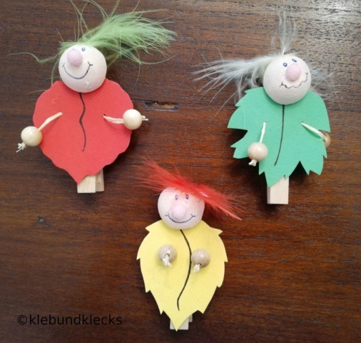 Figuren aus Papier und Klammern