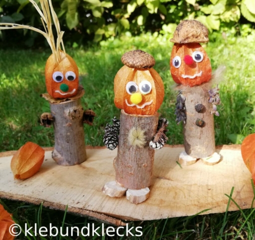 Figuren aus Holz und Lampionfrüchten
