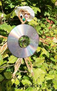Vogelscheuche aus CD und Bast