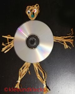 Vogelscheuche aus CD und Bast