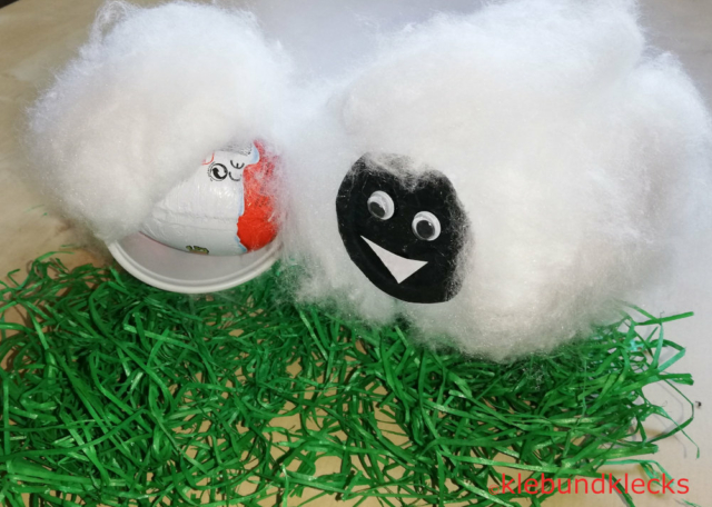 Schaf aus Pappbecher und Watte