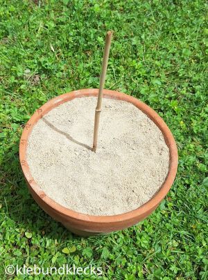 Sonnenuhr aus Tontopf