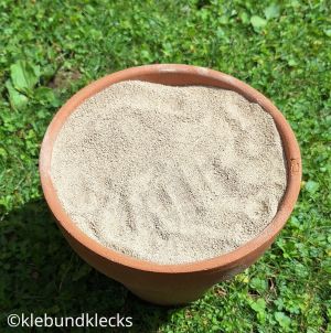 Tontopf mit Sand befüllen