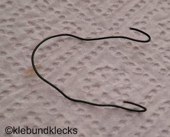 gebogener Draht als Beine der Fledermaus