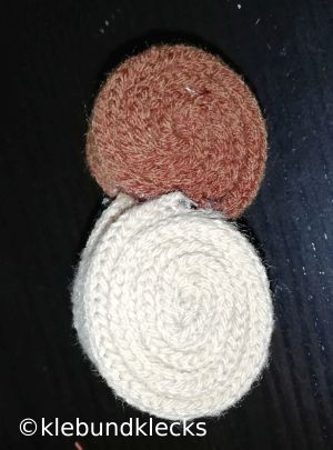 zwei aufgerollte Strickschläuche aufeinander geklebt