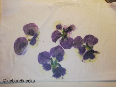 Blumenlichter aus Butterbrotpapier und Wachs