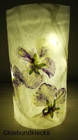 Blumenlichter aus Butterbrotpapier und Wachs