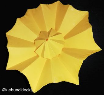zusammengekleter Regenschirm