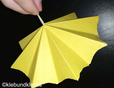 Regenschirm mit Griff versehen