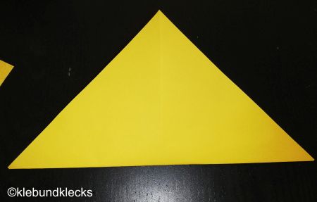 Papier zu Dreieck gefaltet