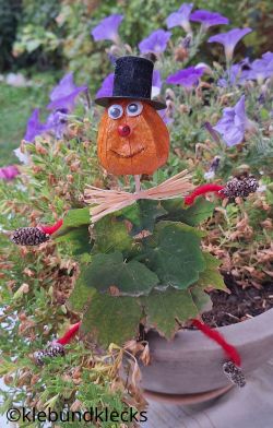 Vogelscheuche aus Lampionfrucht und Blättern