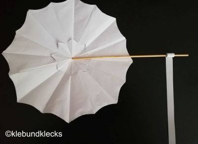 Regenschirm und Stiel zusammenkleben