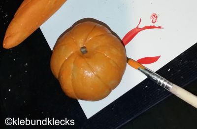 Kürbis aus Ton orange anmalen