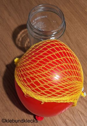 Zitronennetz über Ballon stülpen