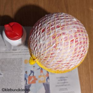 Ballon mit Netz mit Leim einstreichen