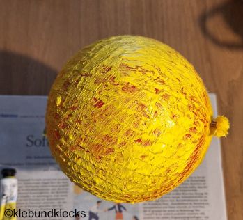 Ballon mit wasserfester Farbe bemalen