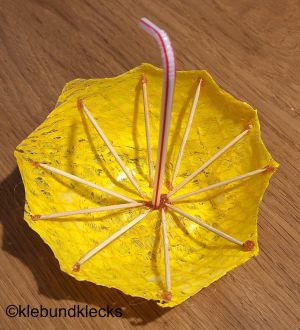 Regenschirm-Griff: Strohhalm mit Knick