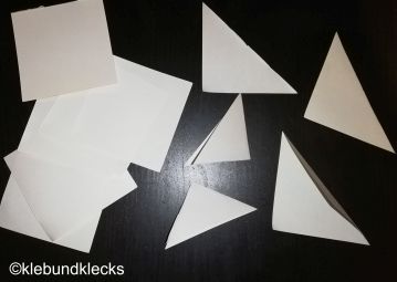 Papier zu Dreiecken gefaltet