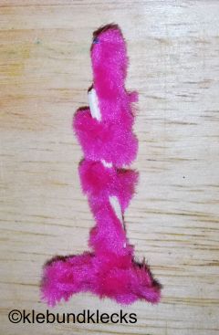 Beine des Flamingos aus Pfeifenputzer und Zahnstocher
