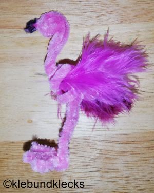 Flamingo mit Wuschelfedern versehen