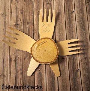 Monster aus Holzscheibe und Holz-Besteck