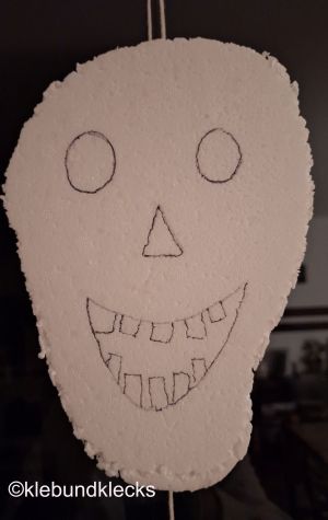 Gesicht auf Styropor-Kopf malen
