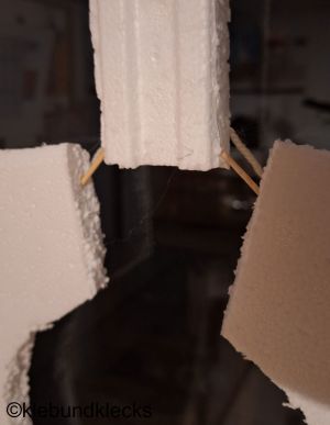 Skelettteile mit Zahnstocher und Wolle verbinden