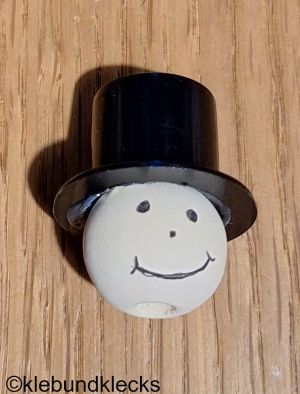 Gesicht auf Kugel malen und Hut aufkleben