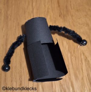 Arme an Kaminkehrerkörper fixieren