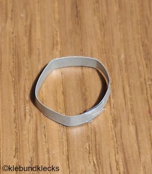 Ring aus silbernem Papier