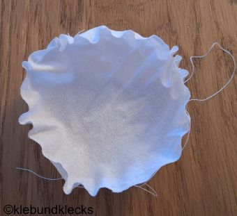 Faden am Rand entlang durchziehen