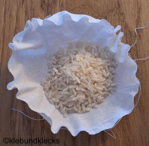 Säckchen mit Reis füllen