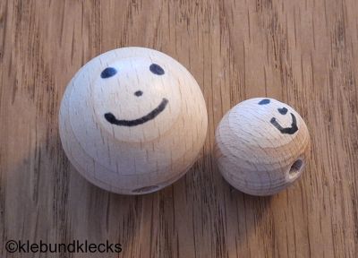 Gesicht auf Holzkugel malen