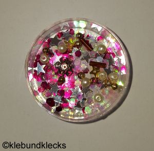kleine Dose mit Perlen, Konfetti, etc. füllen für Kaleidoskop